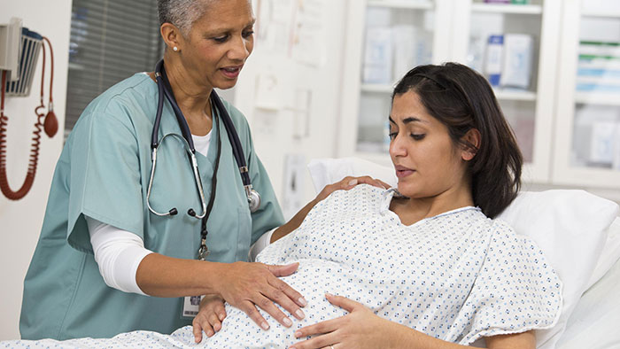 doctor talking to mother in labor